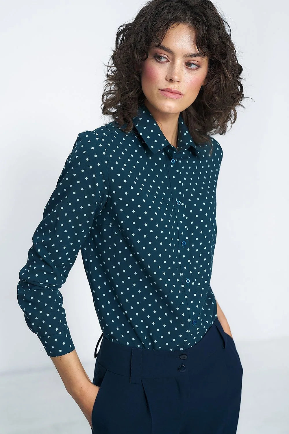 chemise féminine manches longues col classique viscose coupe ajustée pois blancs bleu marine élégant polyvalent bureau casual chic sophistiquée raffinée