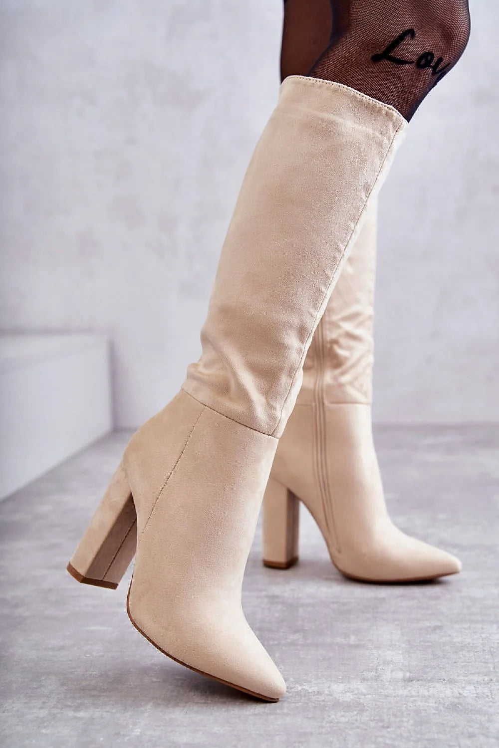 bottes hautes femme suédine écologique beige ajustée genou bout pointu talon épais rectangulaire fermeture zippée doublure confortable élégante