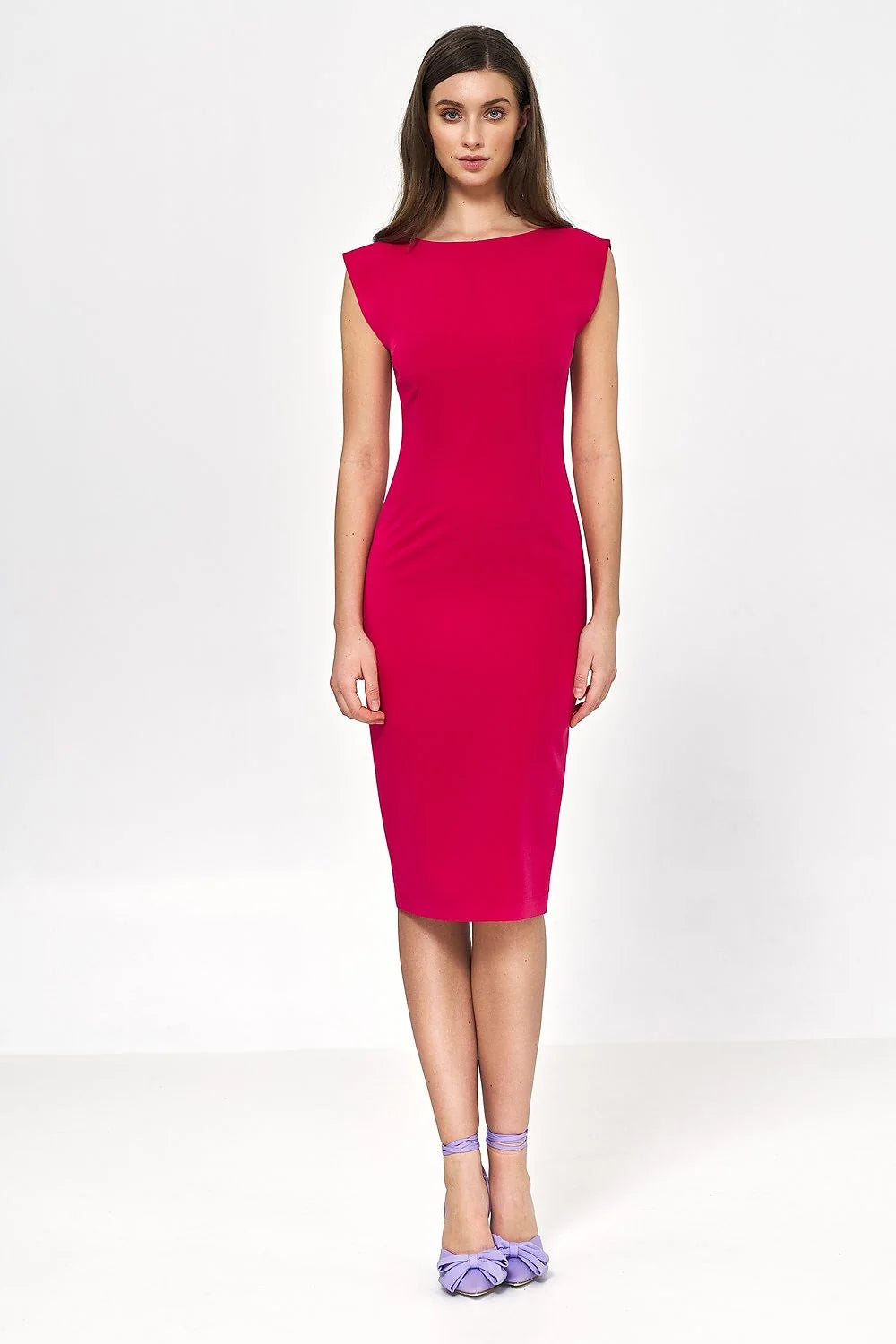 Robe fourreau ajustée fuchsia élégante sans manches encolure bateau dos V longueur genou tissu stretch lisse coutures verticales structuré chic