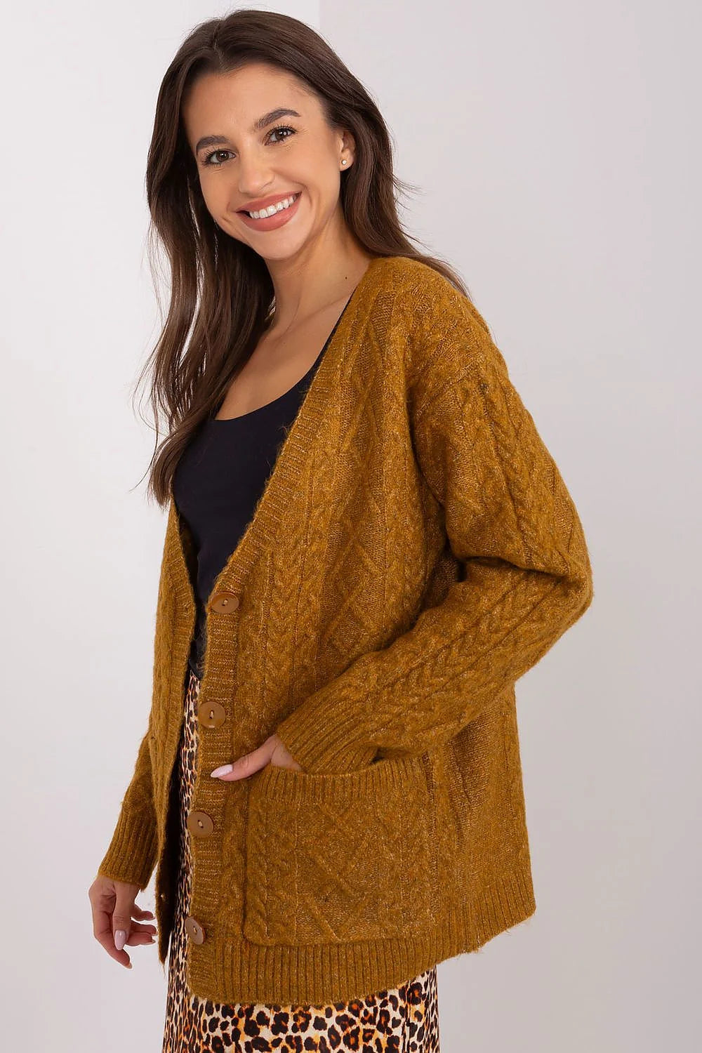 Cardigan pour femme en maille épaisse motif torsades tricotées couleur moutarde manches longues boutons en bois poches plaquées coupe ample automne hiver