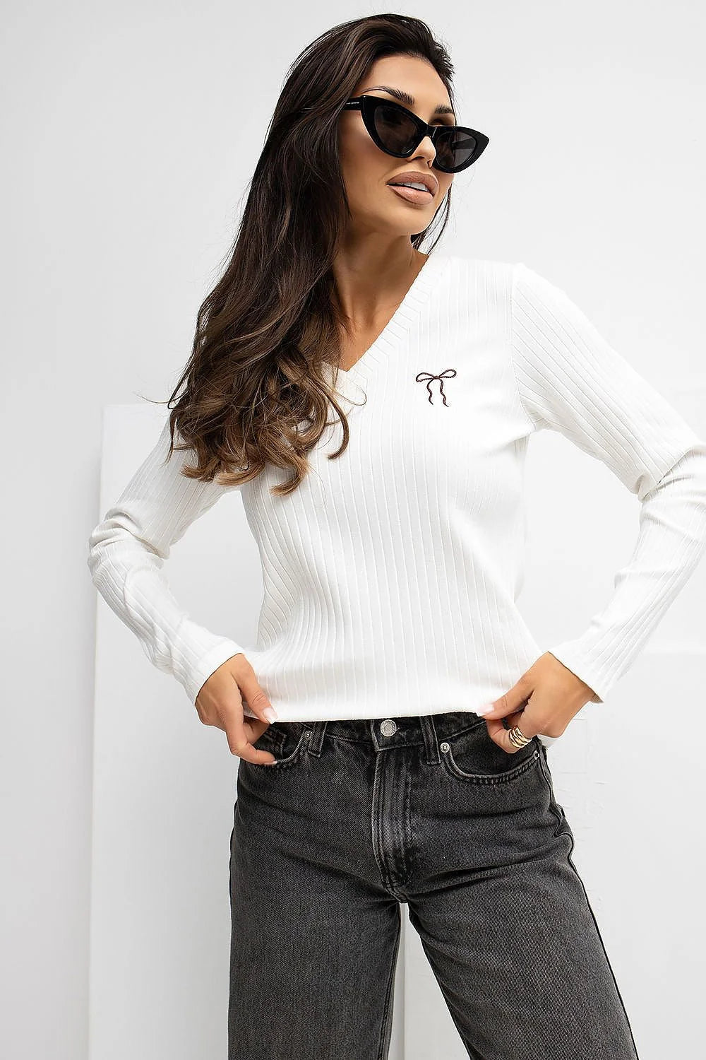 chemise femme blanche côtelée maille fine col V manches longues coupe ajustée broderie noeud poitrine coton extensible confortable polyvalente