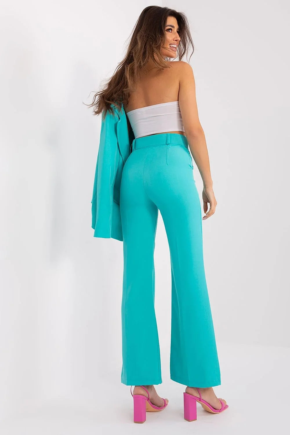 Ensemble femme chic modern design veste cropped pantalon évasé couleur turquoise haut bandeau blanc polyester spandex