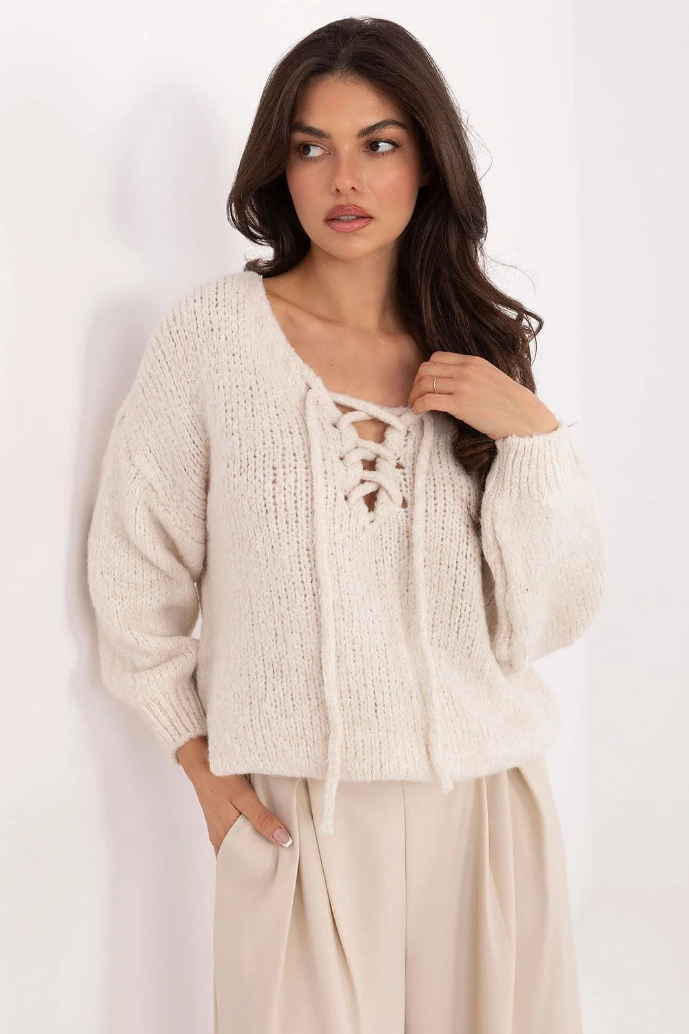 pull femme écru mohair doux duveteux maille épaisse col V laçage corset cordons manches longues bouffantes épaules tombantes oversize confortable