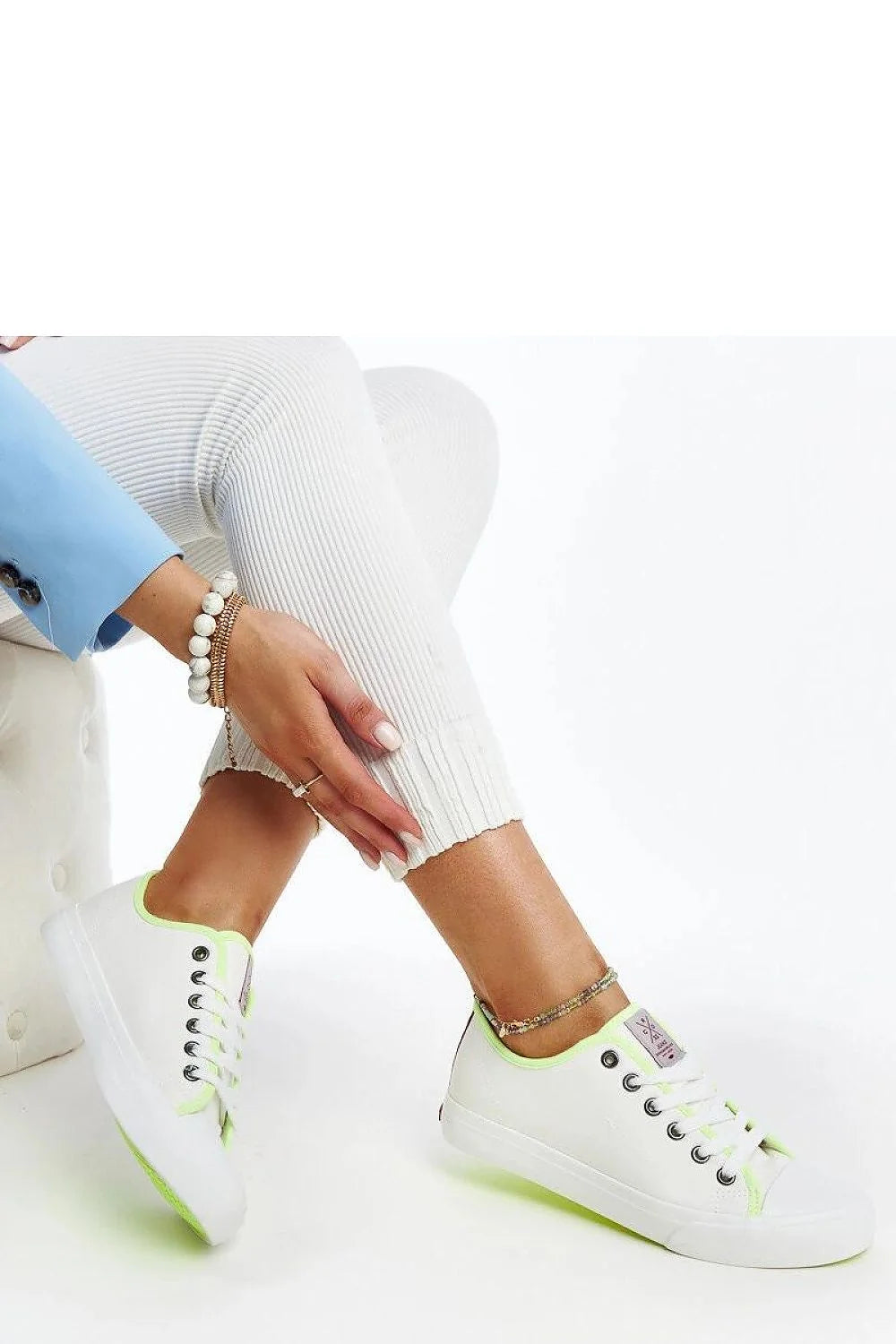 baskets basse femme toile blanche vert néon lacets semelle caoutchouc plateforme rembourrée œillets métalliques noirs languette logo rose bout arrondi