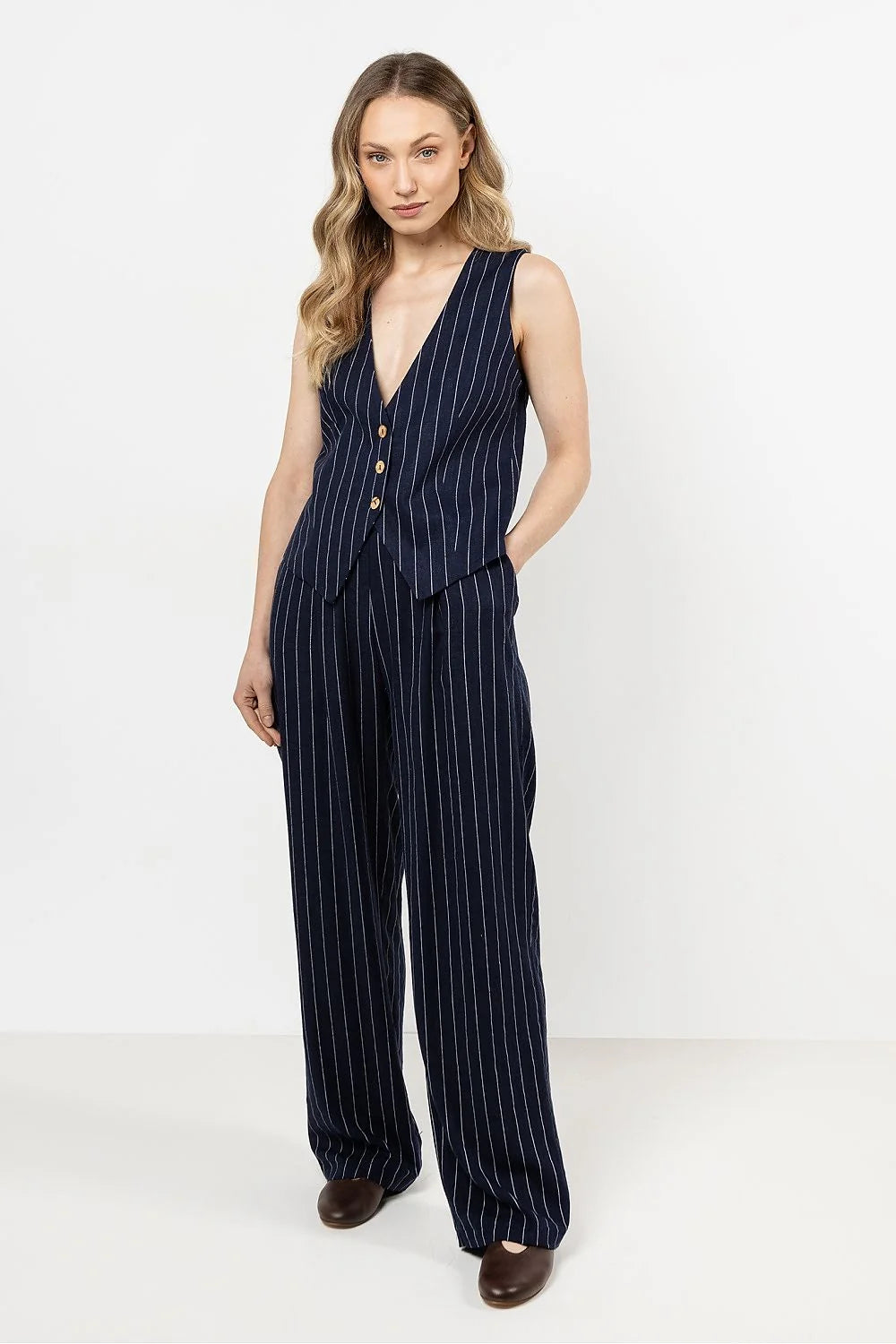 Ensemble femme gilet pantalon lin coton rayures bleu marine blanches style élégant androgyne coupe ajustée occasion professionnelle