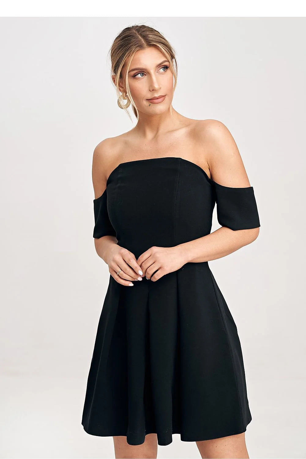 Robe de soirée élégante noire dos nu épaules nues manches courtes taille ajustée longueur genoux femmes