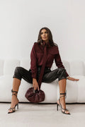 chemise milo bordeaux satinée fluide manches longues poignets boutonnés col lavallière empiècement cape coupe droite chic confortable stretch coton élégante