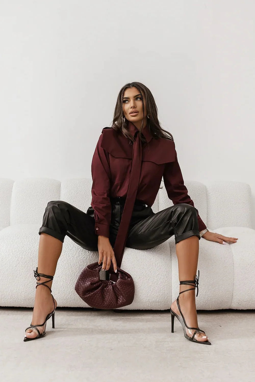 chemise milo bordeaux satinée fluide manches longues poignets boutonnés col lavallière empiècement cape coupe droite chic confortable stretch coton élégante