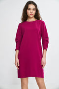robe fuchsia femme élégante tissu lisse satiné manches troisquarts plis subtils encolure ronde coupe droite légèrement évasée longueur courte polyvalente