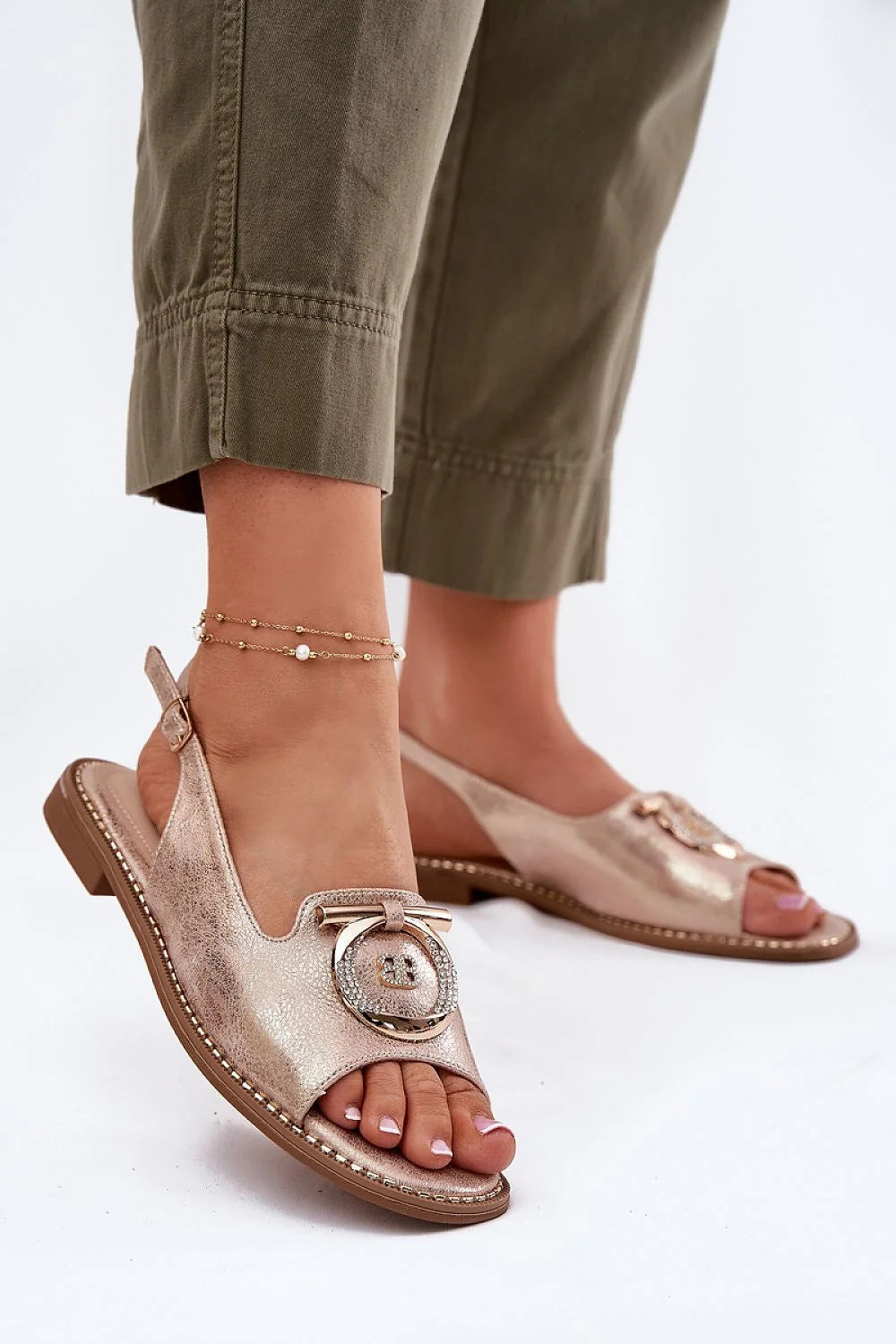 sandales femme rose doré métallisé bride arrière bout ouvert semelle basse coussinée similicuir boucle circulaire strass réglable confort respirante élégante