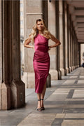 robe satin midi magenta profond asymetrique monoepaule coupe crayon moulante fente laterale spectaculaire fronces taille gainante brillant soyeux contemporain elegante