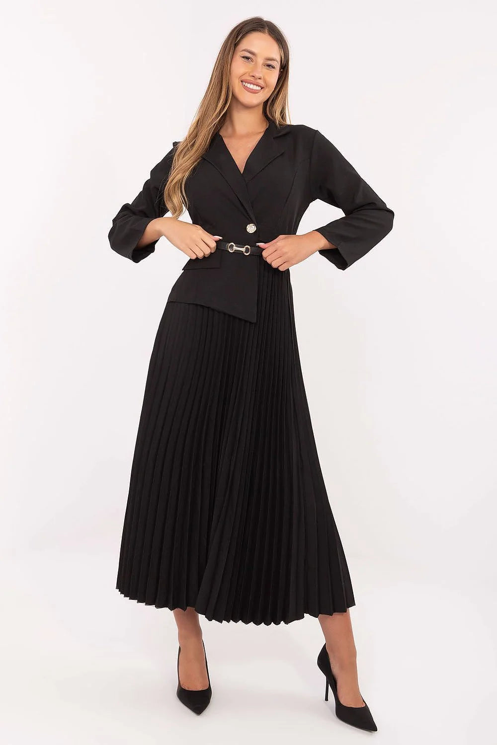 robe blazer plissée noire midi tailleur col bouton doré décoratif ceinture fine anneaux métalliques manches longues évasée élégante bureau soirée