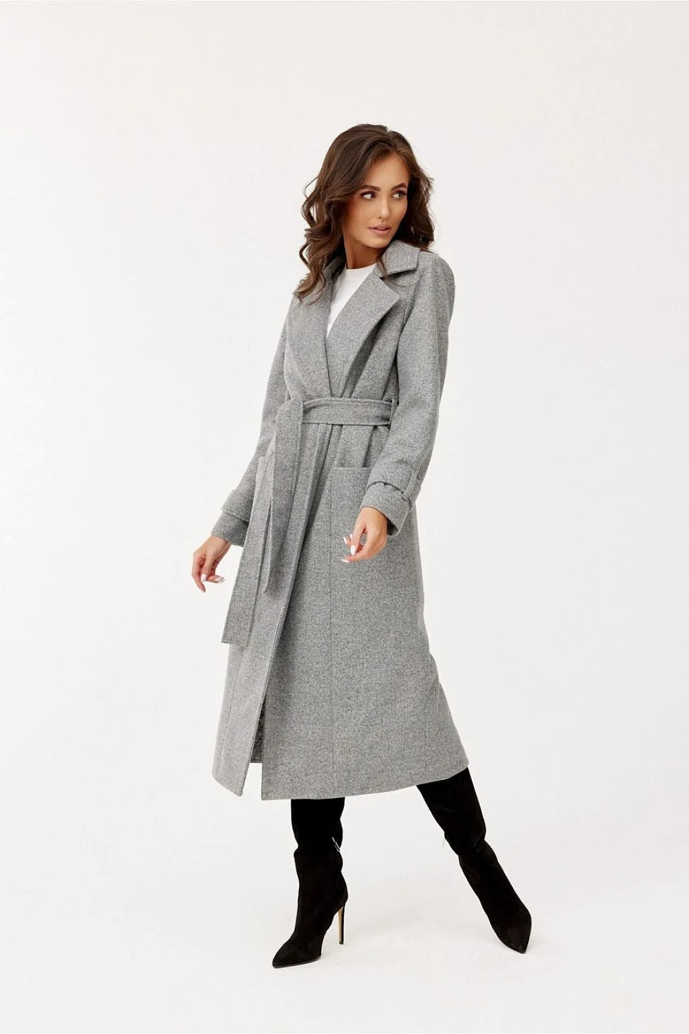 Manteau élégant long en laine pour femme, ceinture intégrée, coupe classique, couleur gris doux, portée automne-hiver, style intemporel, occasions formelles et décontractées