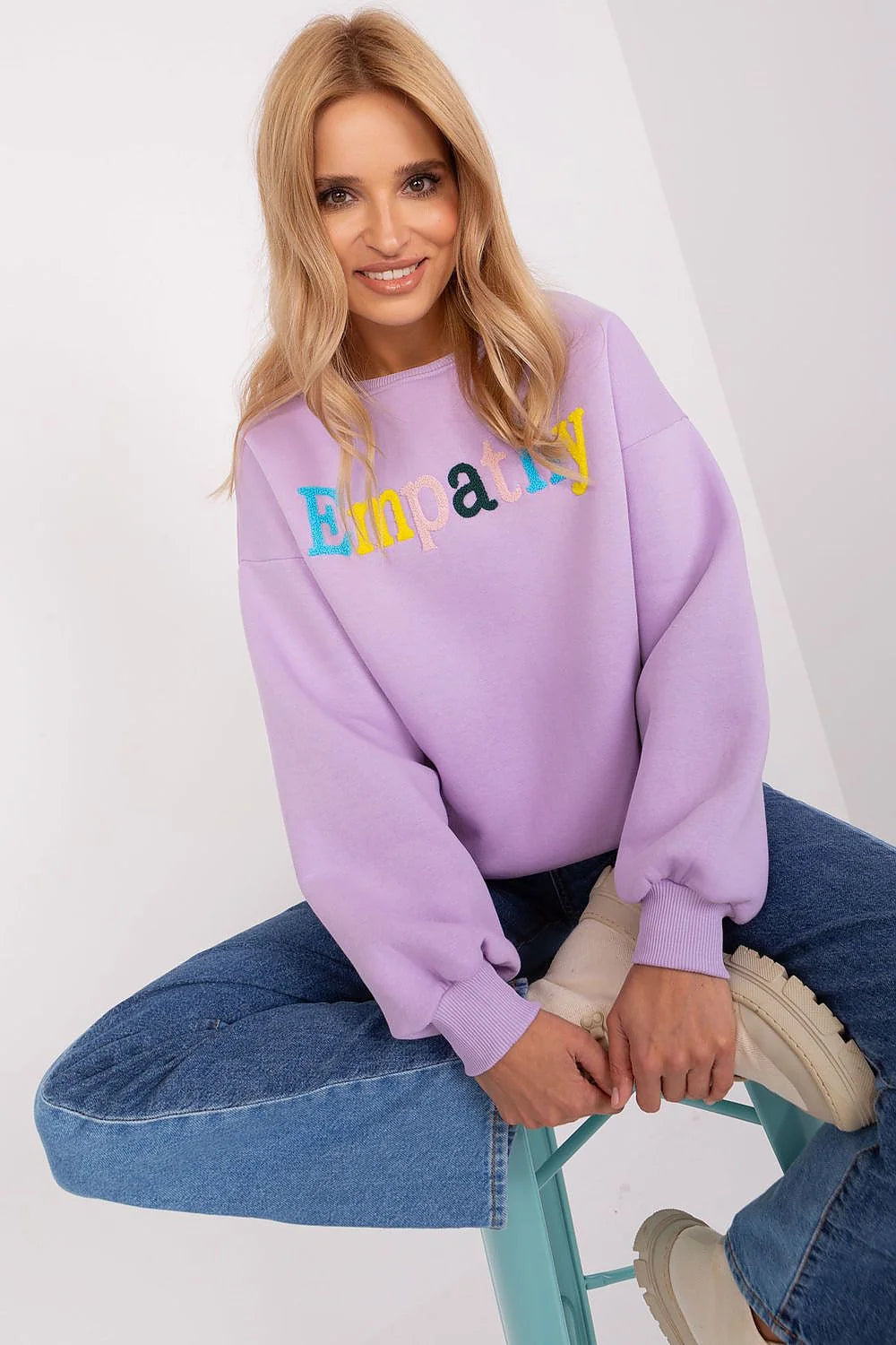 Sweatshirt pour femme Empathy motif brodé violet pastel coton polyester mixte casual quotidien coupe relaxée manches longues col rond poignets élastiques design moderne mode éthique