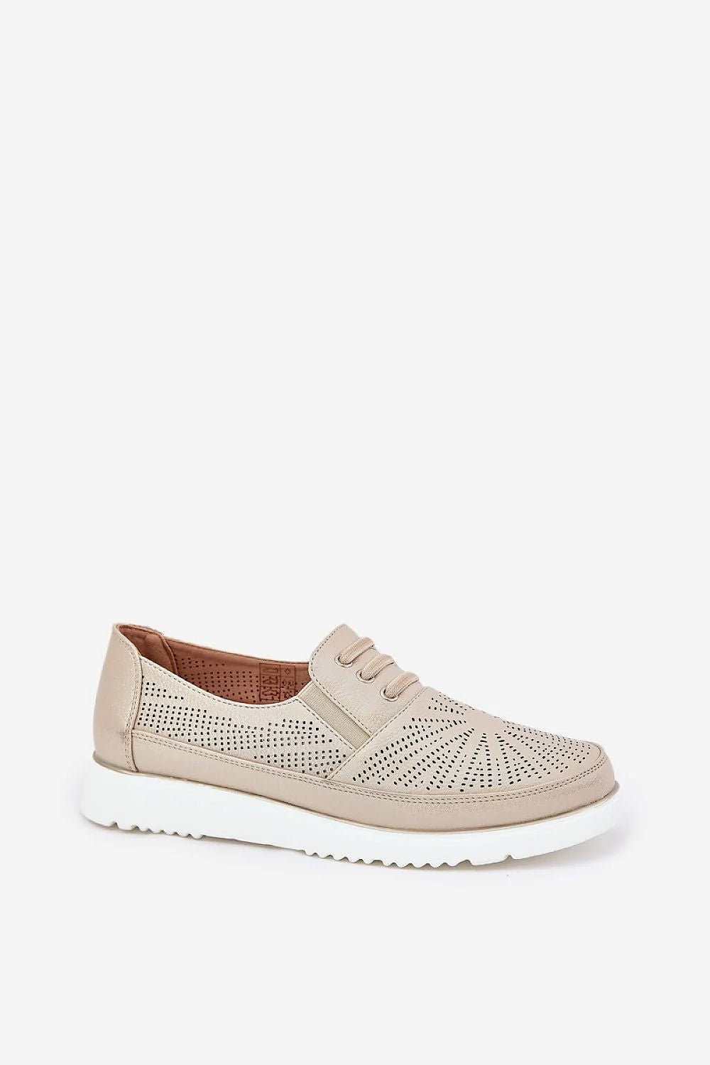mocassins femme beige nude cuir synthétique métallisé perforations étoiles semelle compensée blanche crantée amortissante élastiques décoratifs oeillets argentés rembourrée intérieure