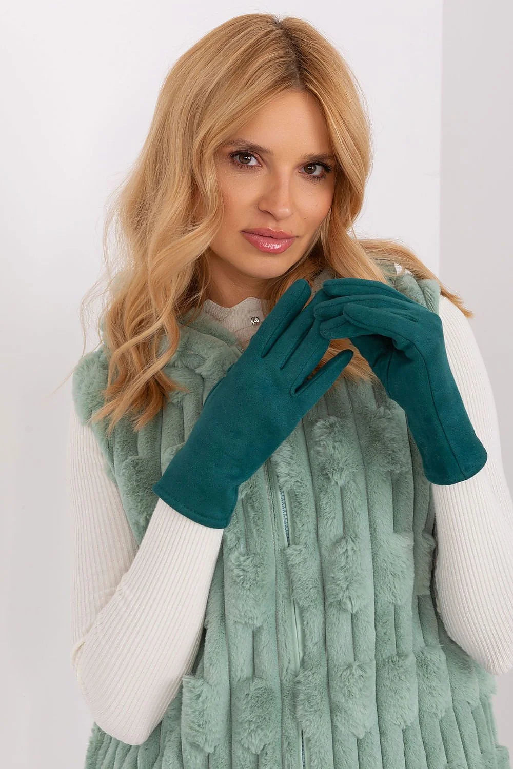 Gants élégants pour femmes en fausse fourrure vert menthe avec fleur brodée et coupe ajustée