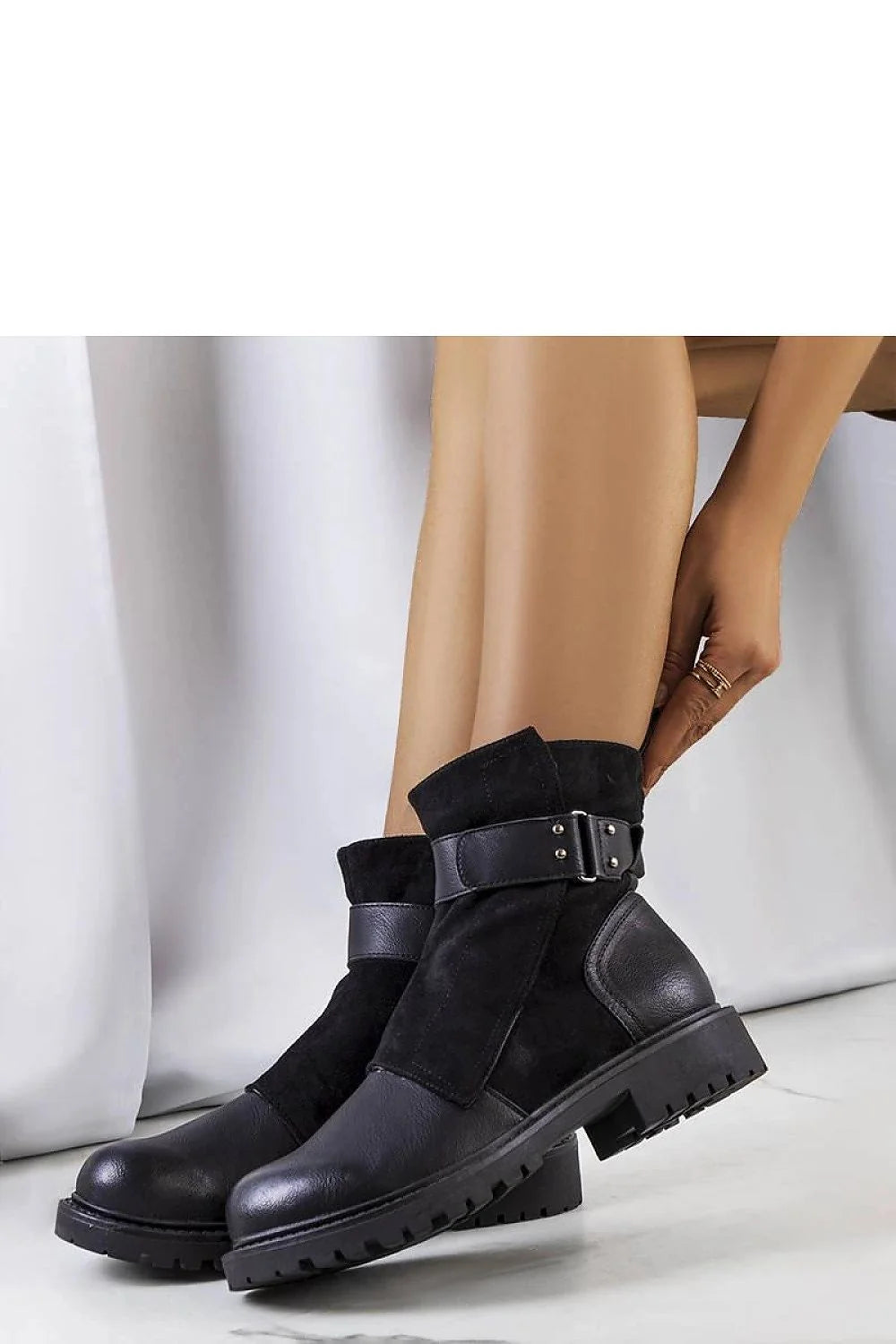 Bottines pour femmes élégantes en cuir et suède noires style moderne talon massif sangle métallique occasion automne hiver