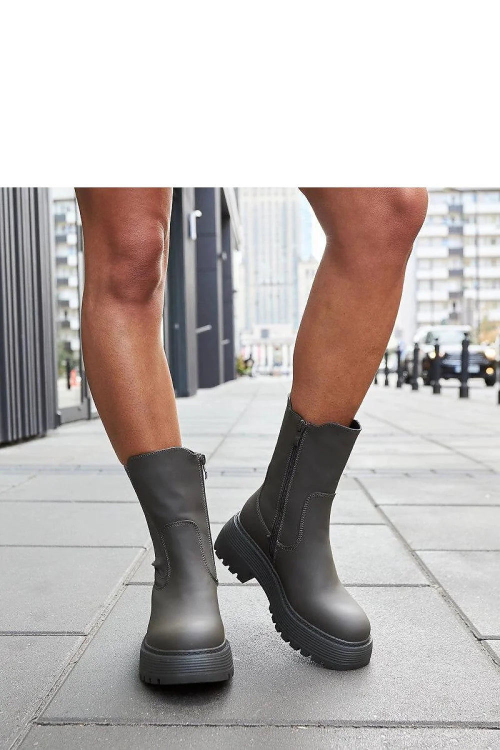 Bottes Chelsea femme en cuir synthétique gris foncé, style minimaliste, talon compensé, élastiques latéraux, fermeture éclair