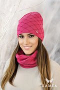 Ensemble Kamea pour femme, bonnet et tour de cou, style moderne, motifs géométriques, couleur framboise, 50% coton, 40% acrylique, 10% polyamide, look élégant, confort optimal