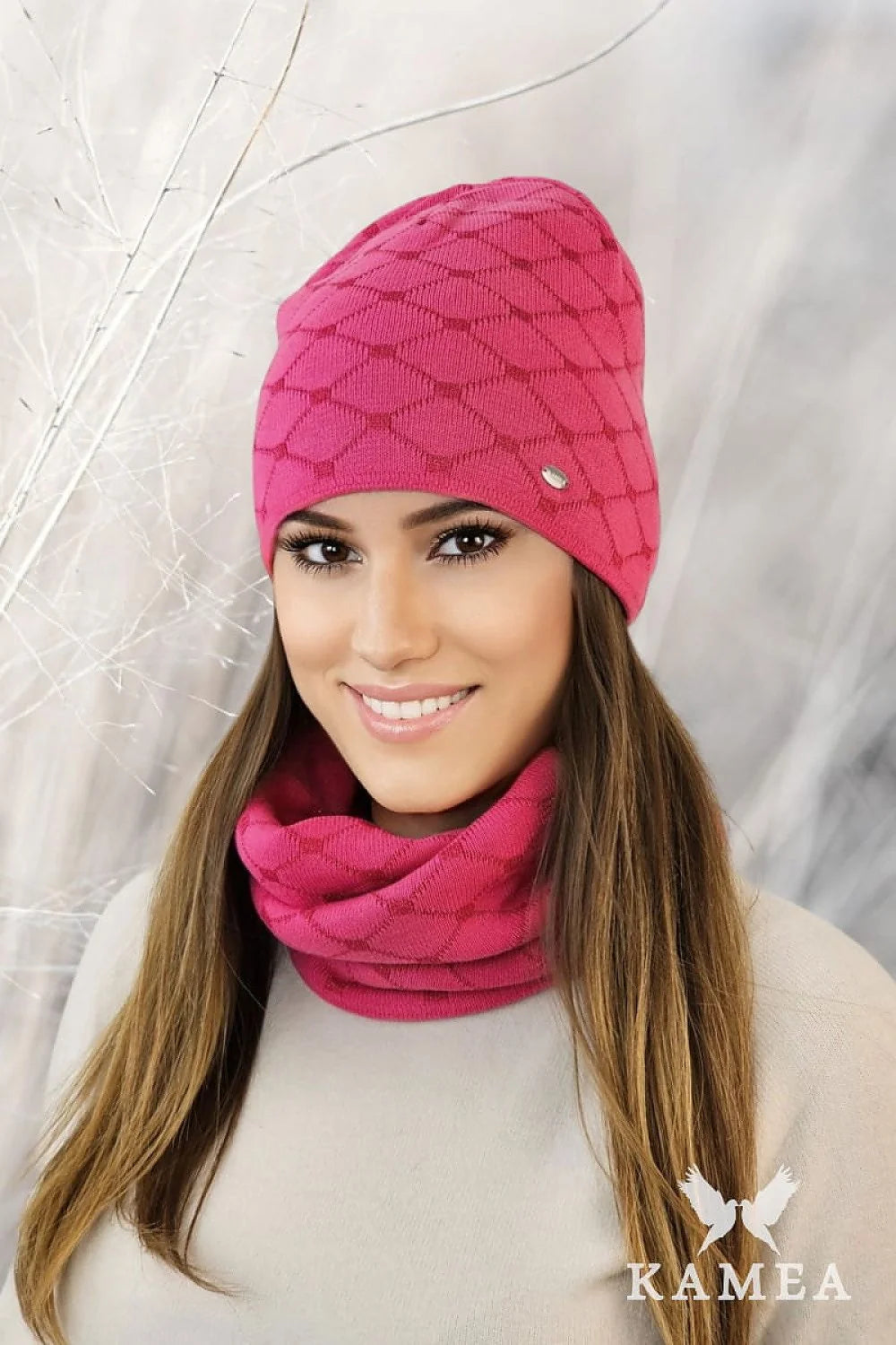 Ensemble Kamea pour femme, bonnet et tour de cou, style moderne, motifs géométriques, couleur framboise, 50% coton, 40% acrylique, 10% polyamide, look élégant, confort optimal