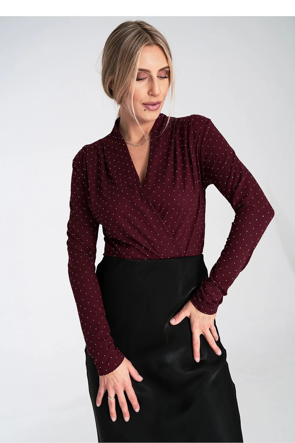 blouse cache coeur manches longues bordeaux pois blancs décolleté V croisé coupe ajustée maille stretch fluide tombé élégant