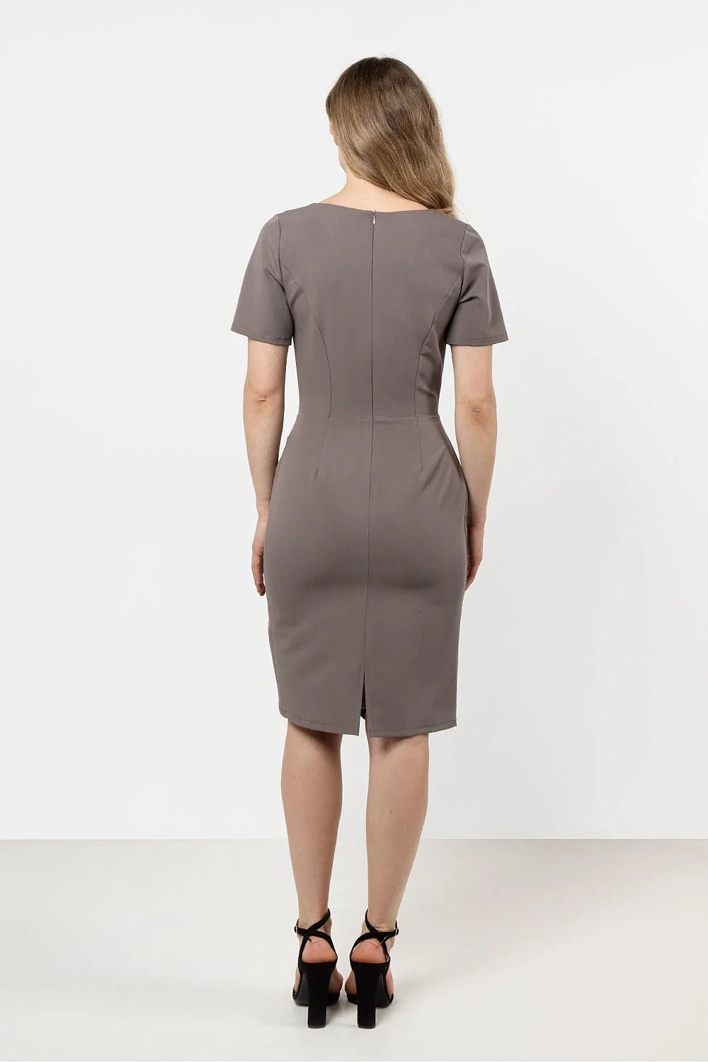 Robe de jour élégante awama couleur taupe coupe ajustée manches courtes décolleté rond ourlet asymétrique occasion professionnelle femme