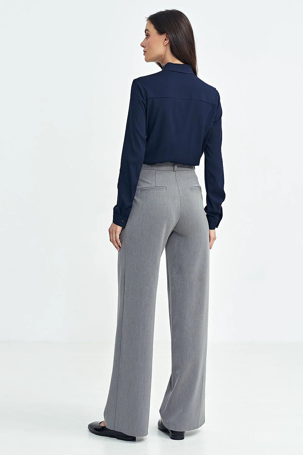 Pantalon long élégant pour femme style large leg en mélange laine polyester design sophistiqué plis devant taille haute bouton central couleur gris clair