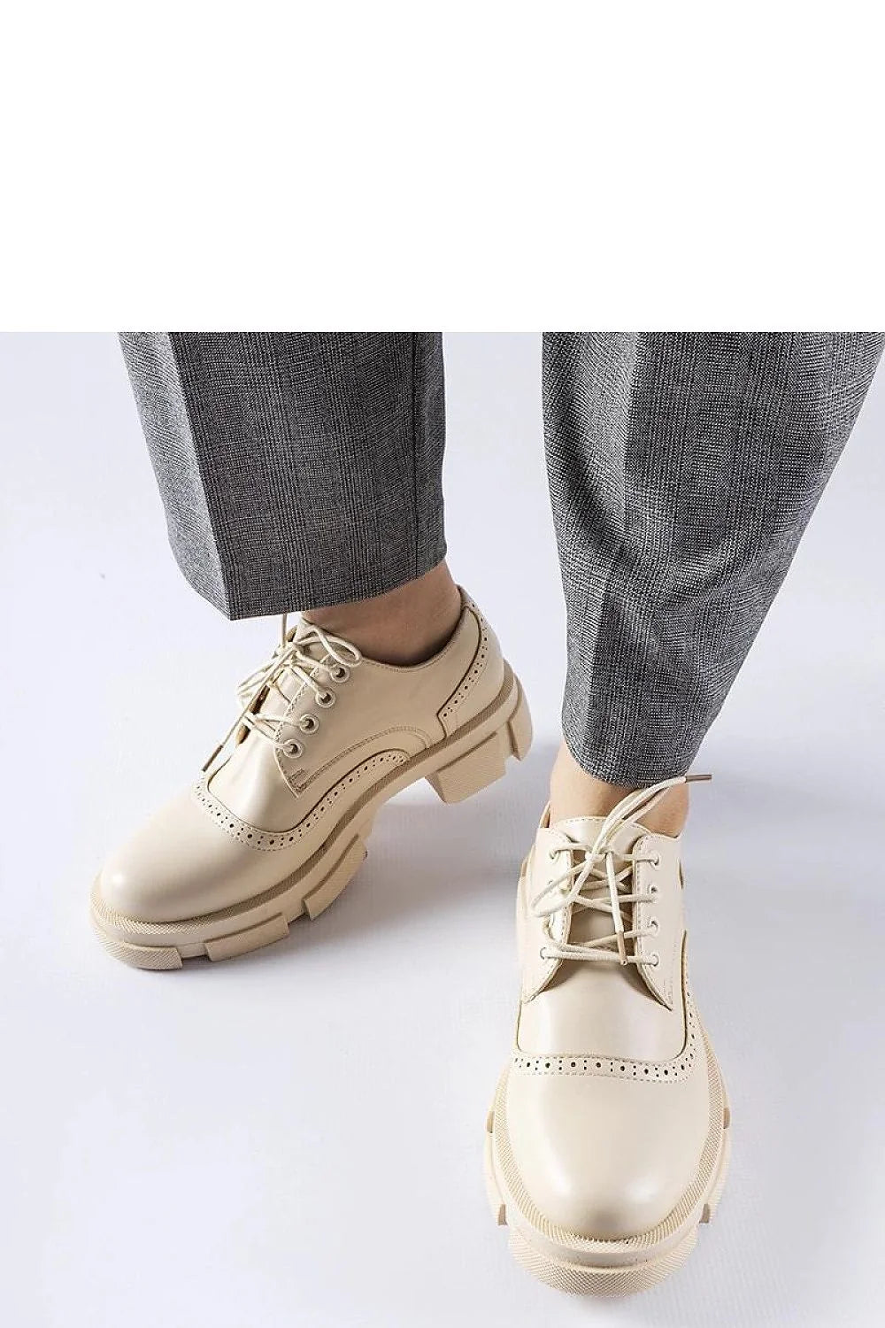Chaussures basses derby femme élégance contemporaine style classique semelle crantée beige perforations décoratives lacets assortis cuir synthétique