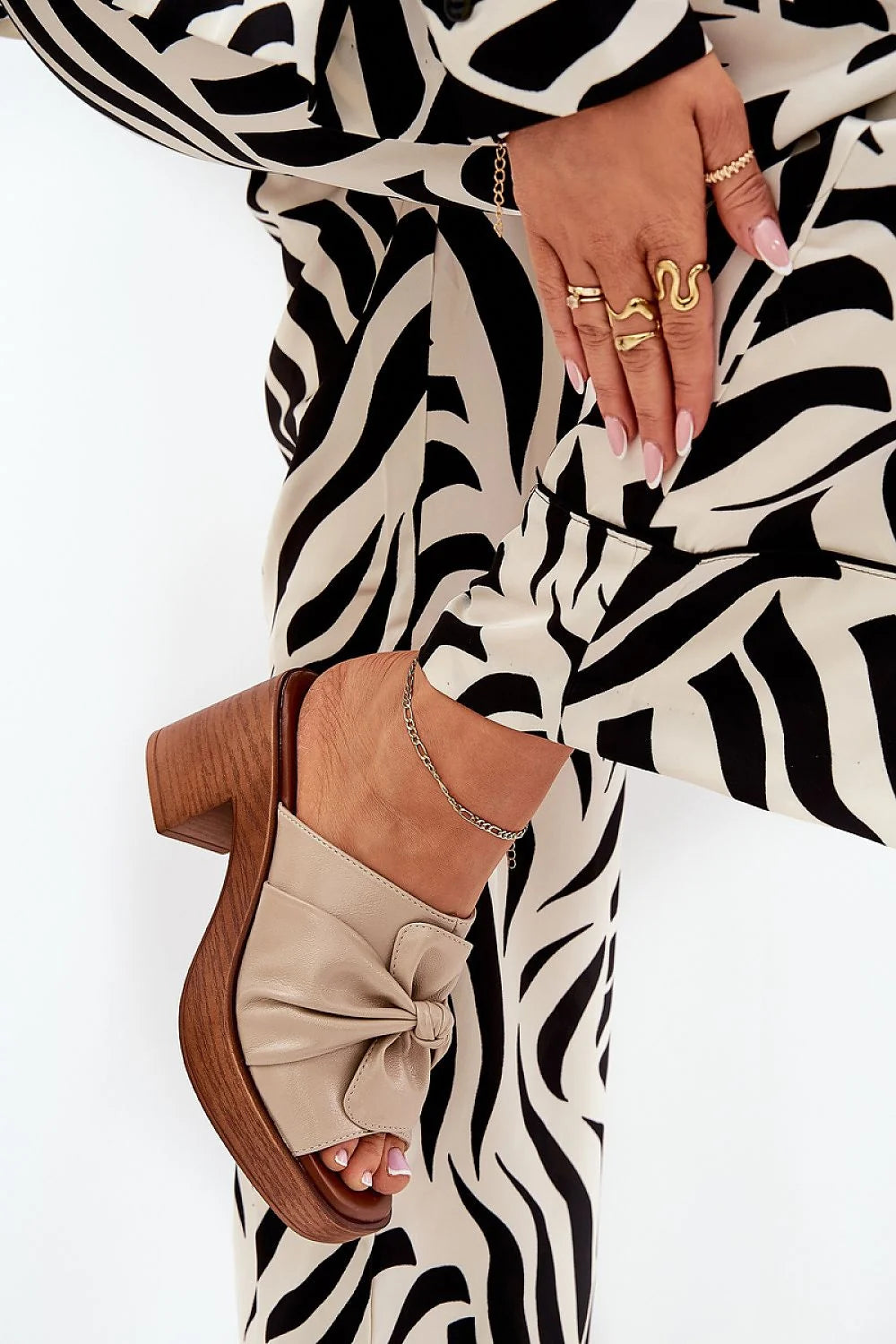 Mules à talon carré en similicuir beige avec nœud décoratif pour femmes, style estival chic