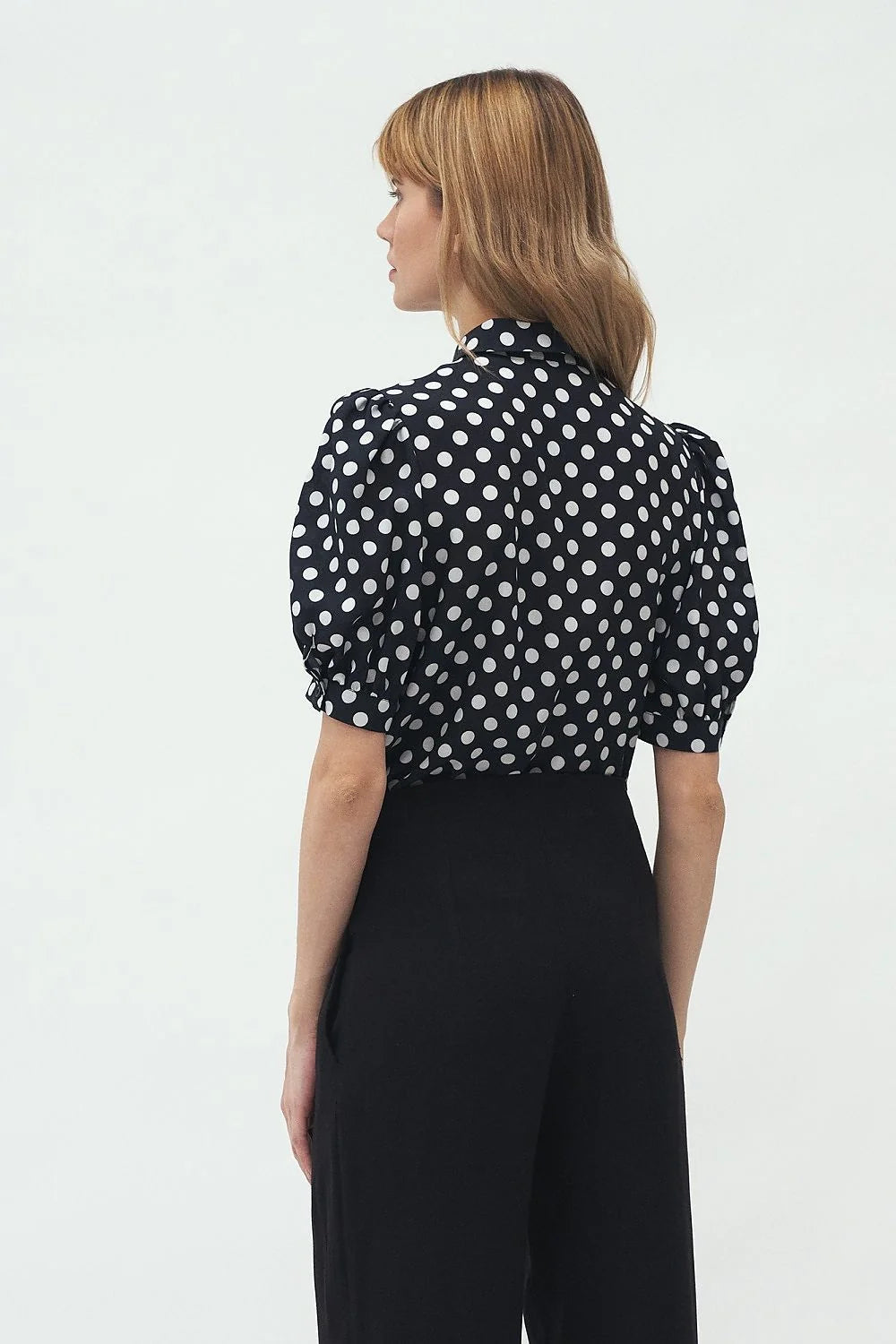 Chemisier femme manches courtes viscose pois noir élégant rétro coupe ajustée moderne silhouette