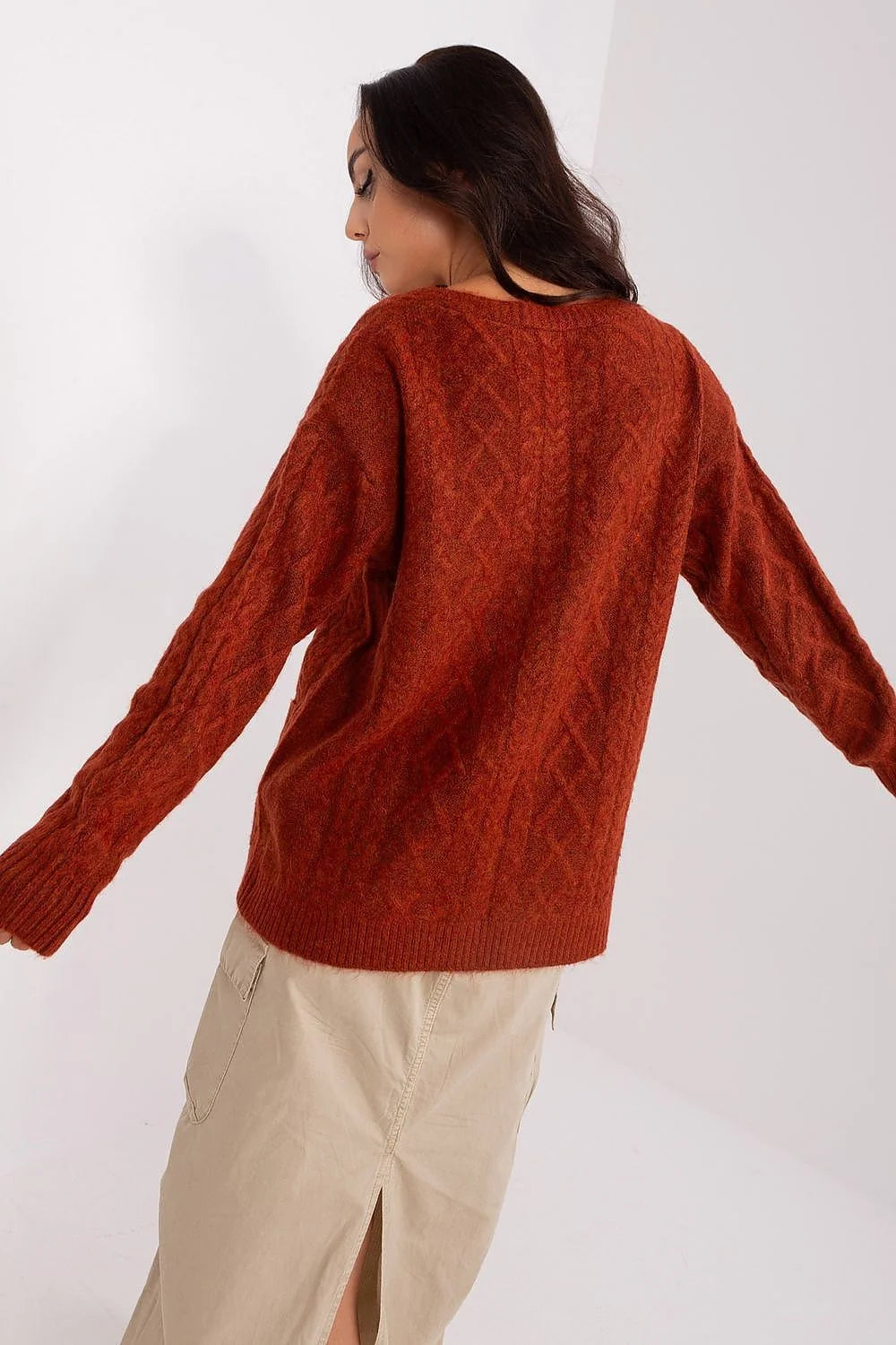 cardigan oversize boutonné maille duveteuse rouille brique encolure profond coupe décontractée torsadée manches longues poignets côtelés poches plaquées gros boutons