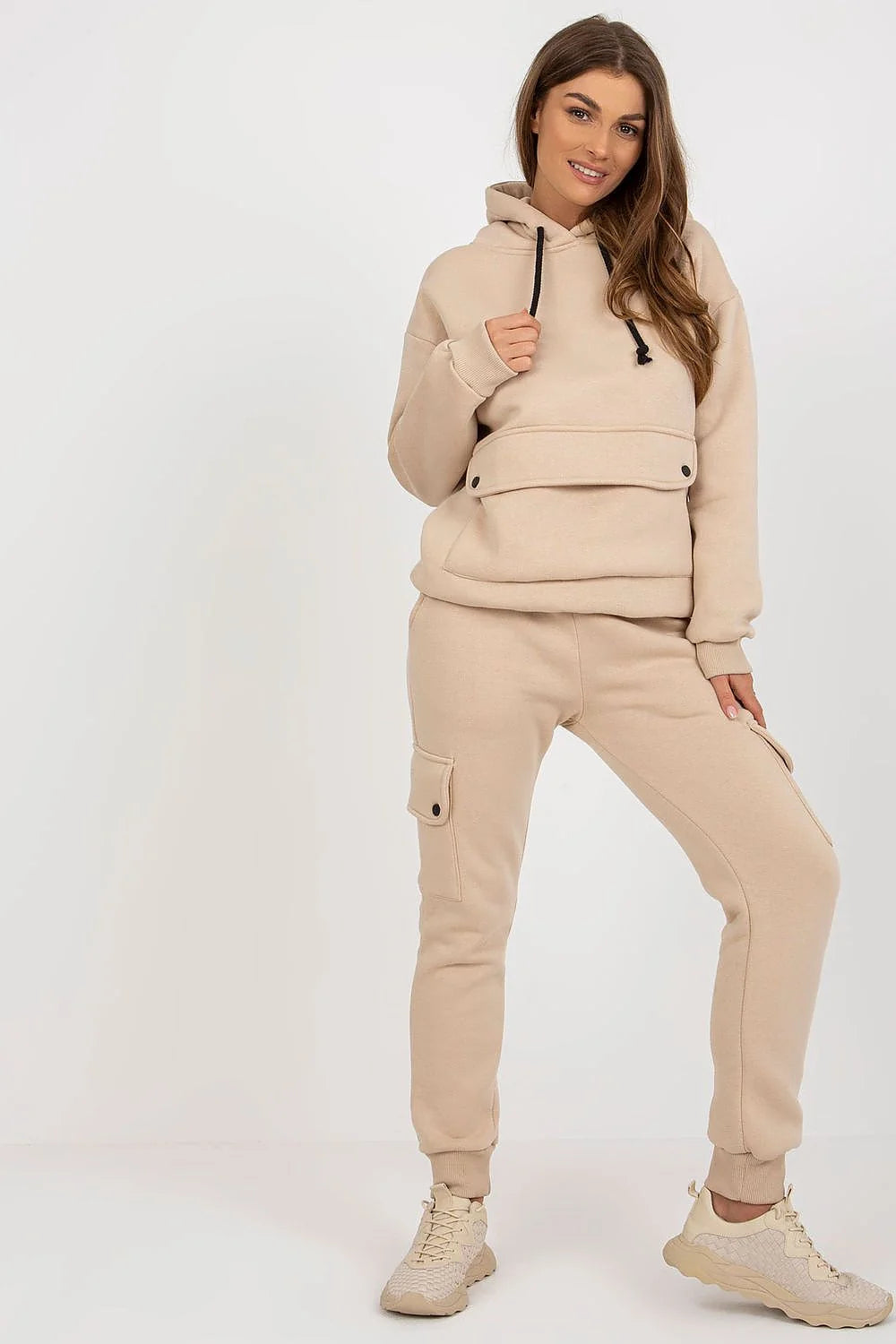 Ensemble casual femme moderne en coton-polyester, sweat à capuche et pantalon jogger, style athleisure, beige neutre, confort et style
