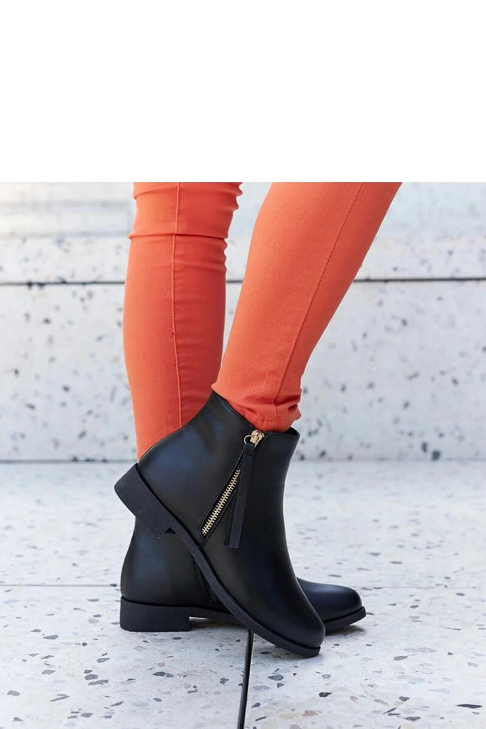 Bottines noires modernes épurées cuir imitation fermeture éclair métal argenté cheville haute semelle épaisse confort automne hiver femme