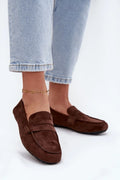 mocassins femme daim marron penny loafer bout arrondi bride décorative surpiqûres visibles slipon plat semelle caoutchouc antidérapante semelleintérieure cuirsynthetique