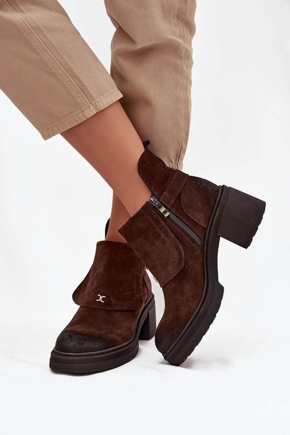 bottines cheville femme daim naturel marron talon bloc moyen semelle plateforme crantée noire bride boucle dorée rabat frontal fermeture latérale