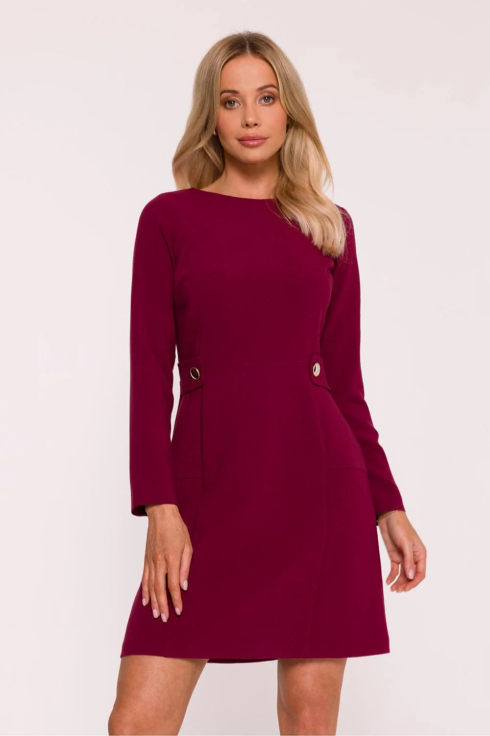 robe bordeaux crêpe structuré lisse manches longues encolure bateau corsage ajusté taille pattes décoratives boutons dorés coupe trapèze