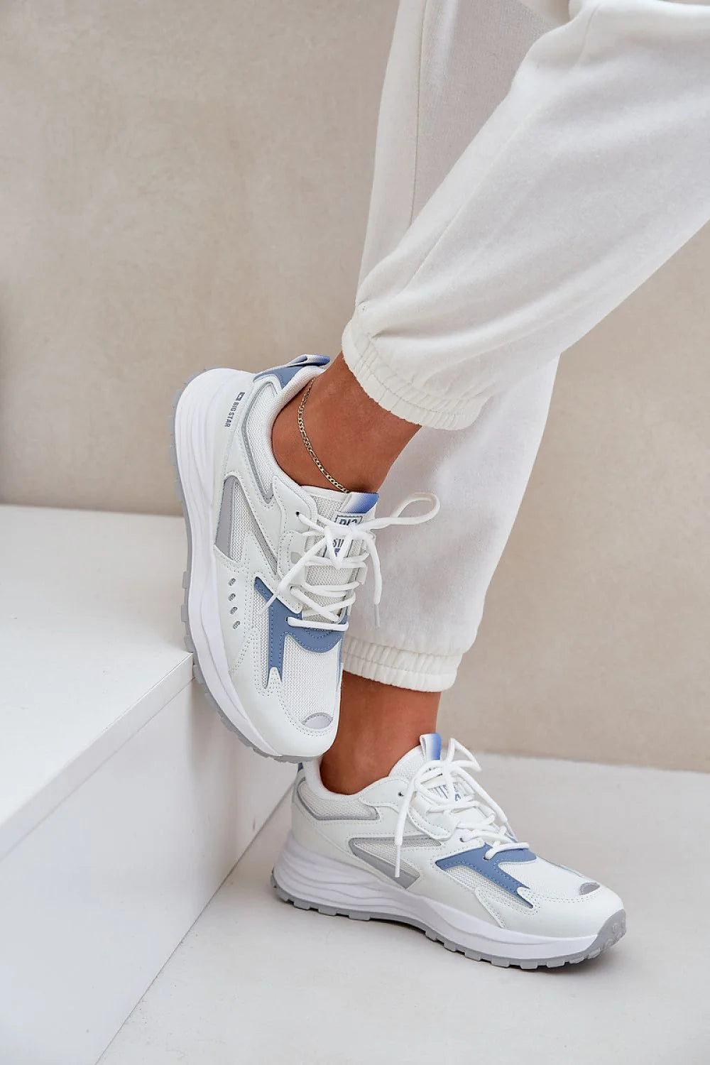 Chaussures de sport modernes pour femmes, design sportif, cuir écologique, semelle amortie, confort toute la journée