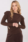 chemisier chocolat jersey manches longues col bateau asymétrique épaules structurées coupe ajustée drapé latéral plis ornement doré goutte taille élégant