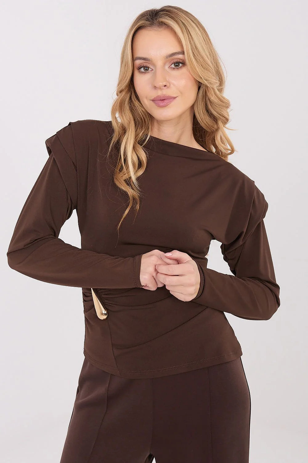 chemisier chocolat jersey manches longues col bateau asymétrique épaules structurées coupe ajustée drapé latéral plis ornement doré goutte taille élégant