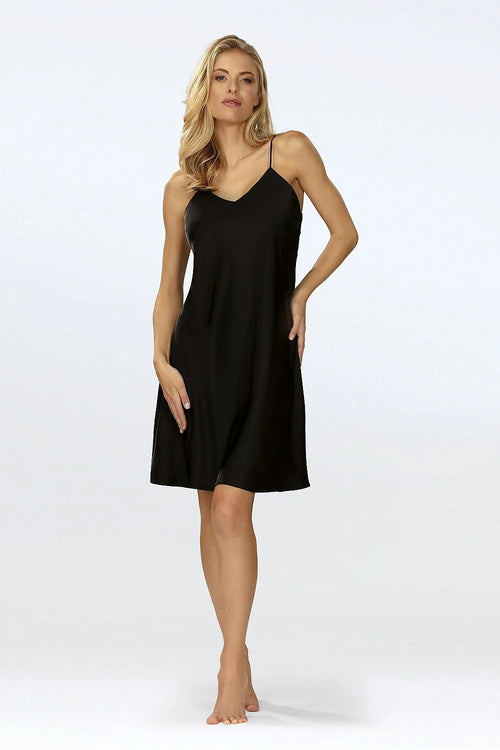 nuisette sexy satinée noire soyeuse fluide décolleté V bretelles fines coupe évasée courte mi cuisses minimaliste intemporelle confortable luxueuse