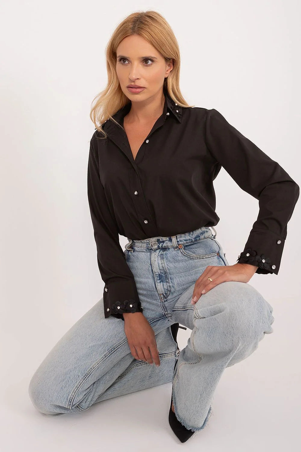 Chemise manche longue Lakerta femme élégance intemporelle coton noir coupe droite col italien broderies fleurs sequins