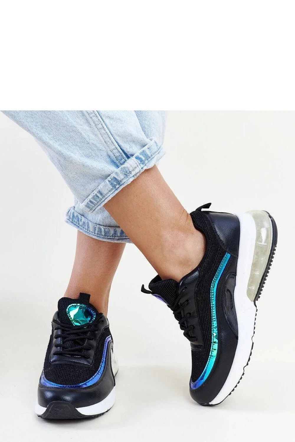 Sneakers modernes audacieuses pour femme, design sportif, détails irisés bleu turquoise, cuir synthétique mesh, confort, semelle épaisse, usage quotidien