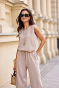 Combinaison femme beige élégante sans manches ample en tissu léger confortable coupe droite encolure ronde taille ajustable mode été