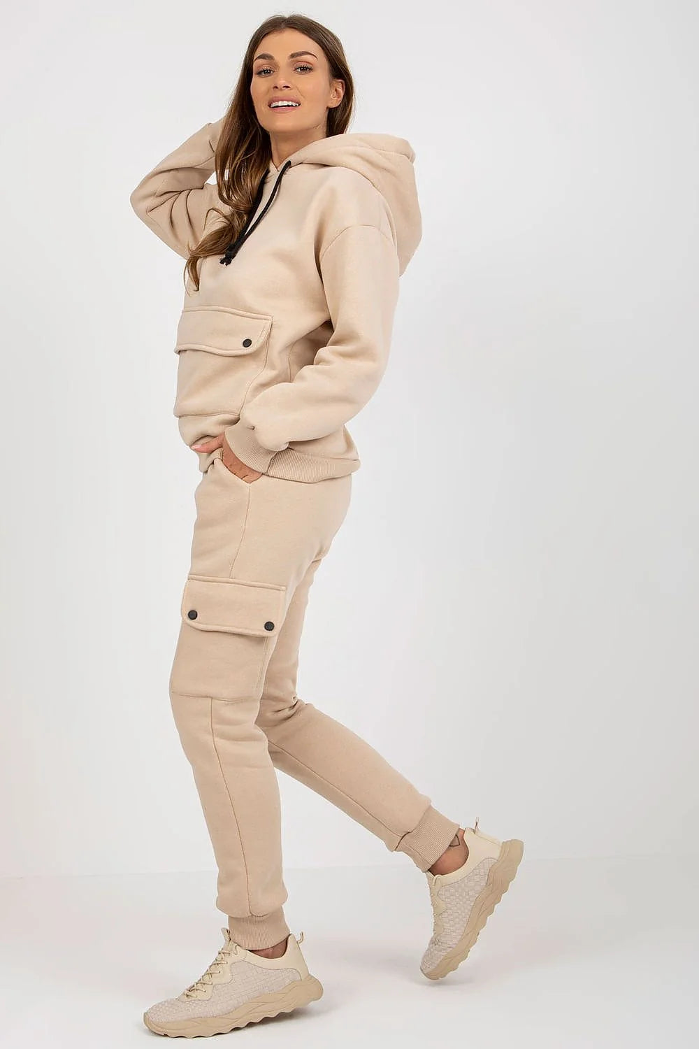 Ensemble casual femme moderne en coton-polyester, sweat à capuche et pantalon jogger, style athleisure, beige neutre, confort et style