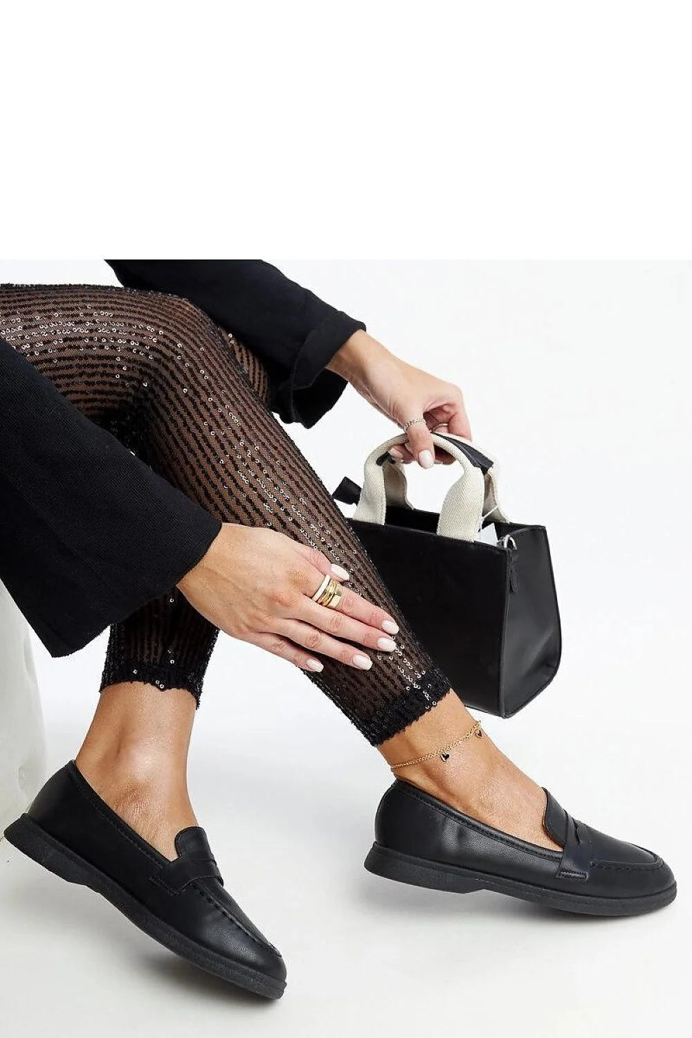 mocassins femme cuir noir élégant confortable classique bout amande semelle caoutchouc plat talon bas coutures apparentes empeigne patte enfiler polyvalent