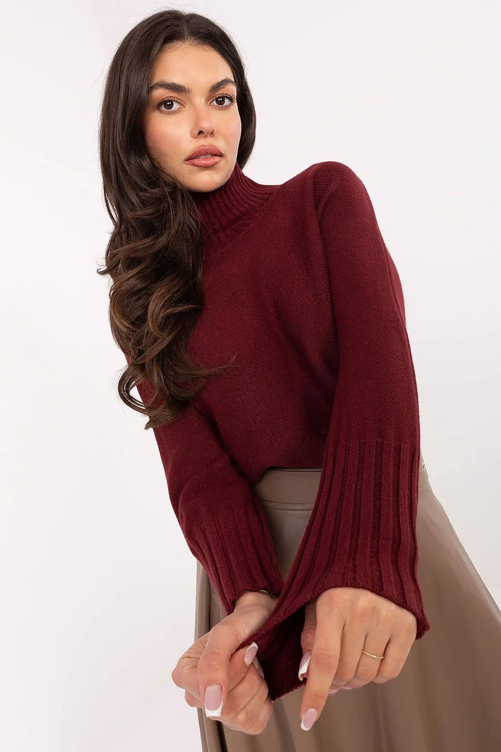 pull femme col montant bordeaux maille douce extensible manches longues épaules tombantes poignets côtelés coupe légèrement oversize longueur hanche polyvalent