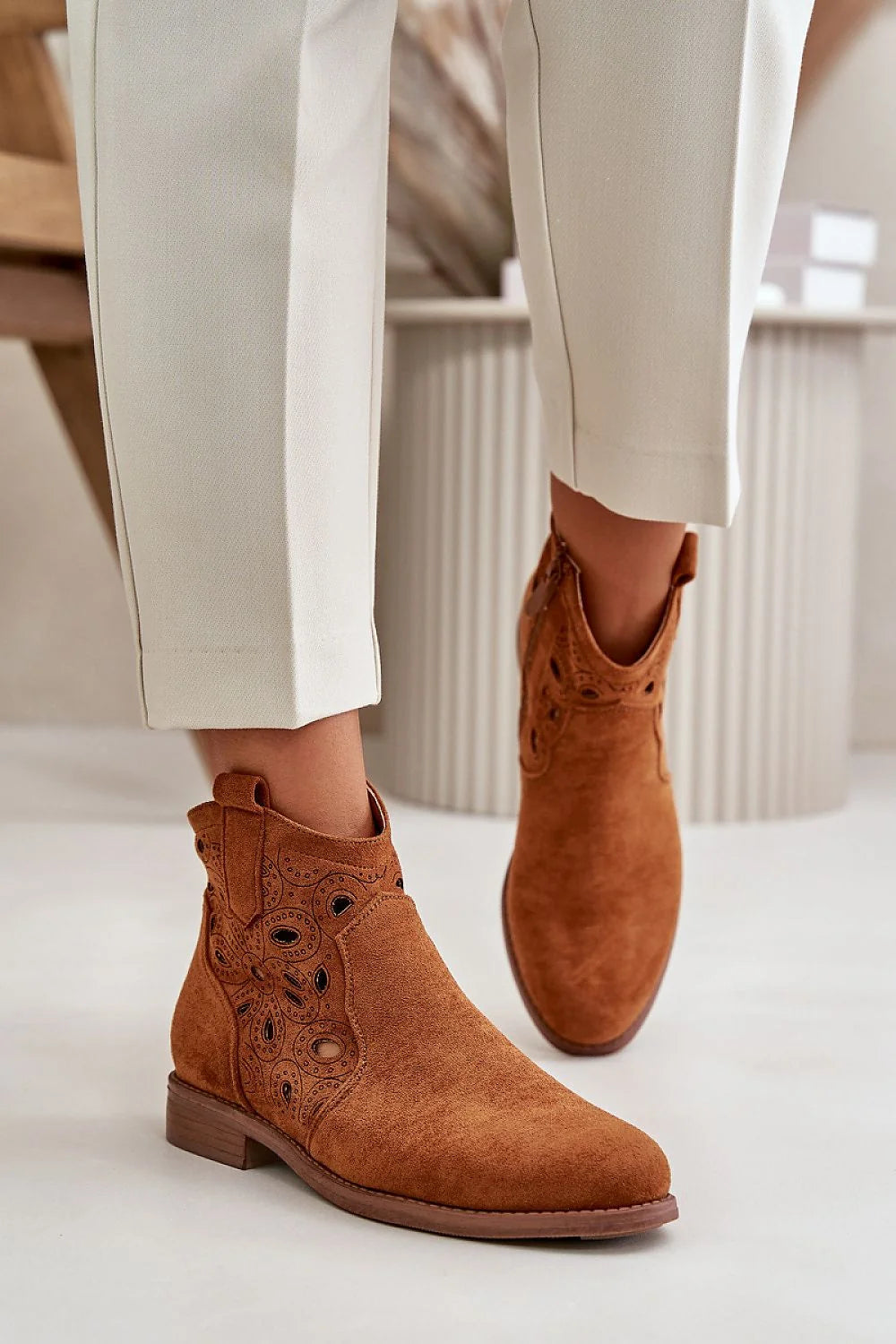 Bottes pour femmes en suédine écologique style Chelsea talon plat motifs laser gravés couleur brun clair