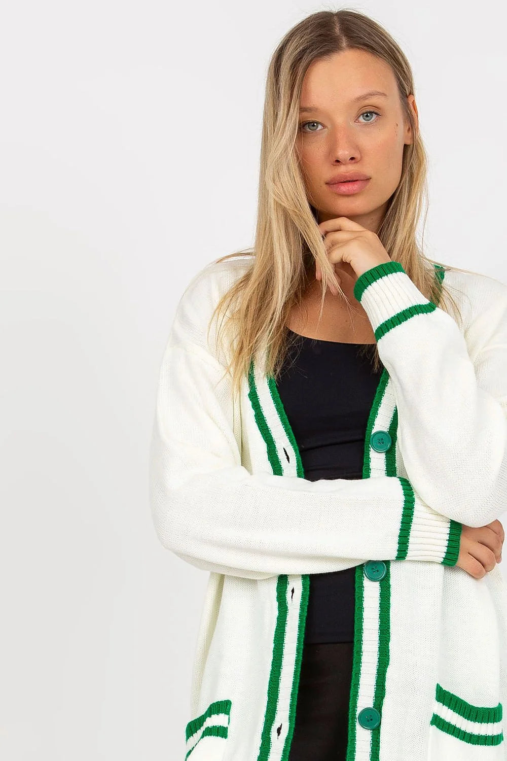 Cardigan long oversize femme couleur verte contrastes blancs manches longues boutons blancs poches latérales