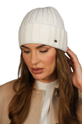 Bonnet en laine TAHIRA pour femmes couleur écru, style intemporel, motif à côtes verticales, finitions élégantes, doux et confortable, idéal pour l'hiver