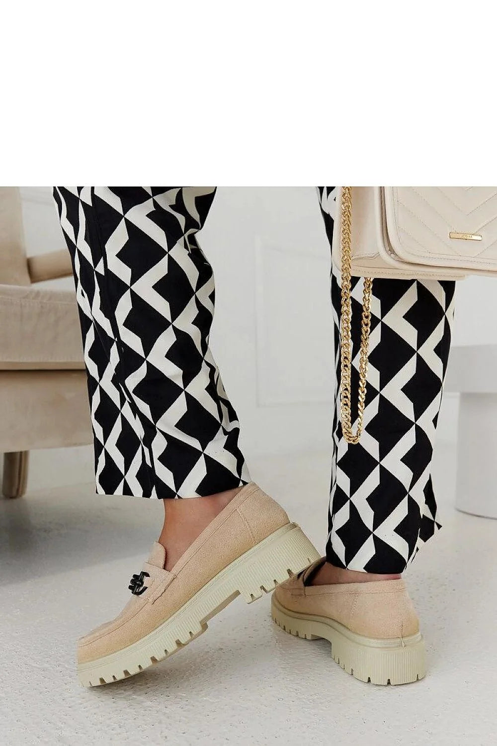 mocassins femmes daim beige suédine bout rond slipon casualchic semelle plateforme crantée crampons ivoire adhérence coupe basse chainette dorée